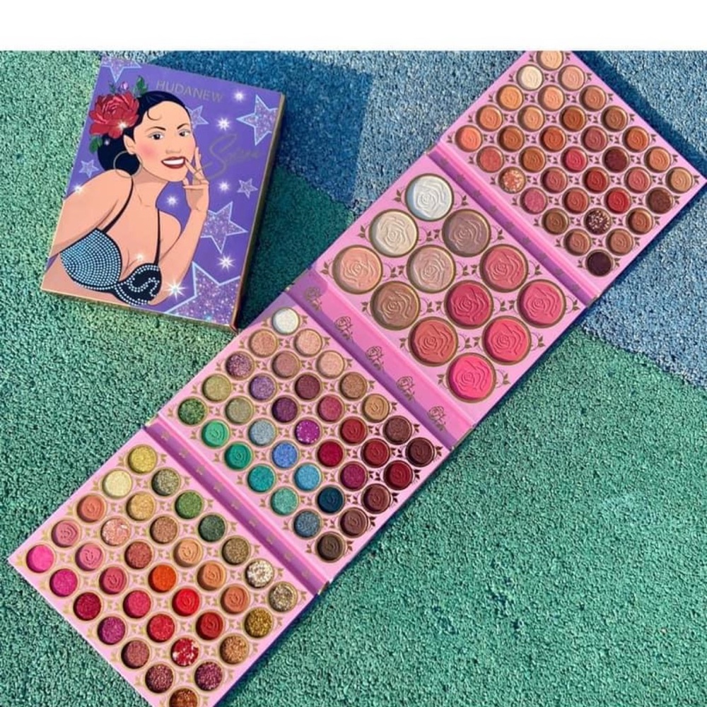 Hudanew Selena eyeshadow/highlighter/blush palette